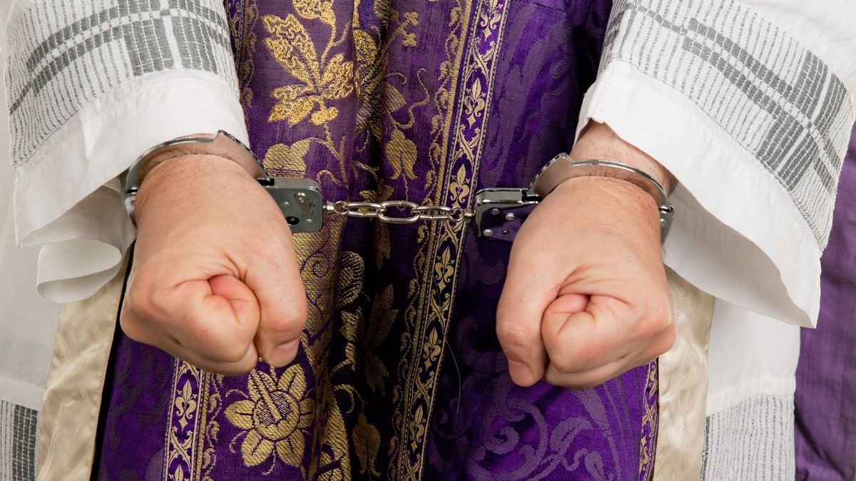 Polský kněz zbil policistu. Teď mu hrozí tři roky za mřížemi